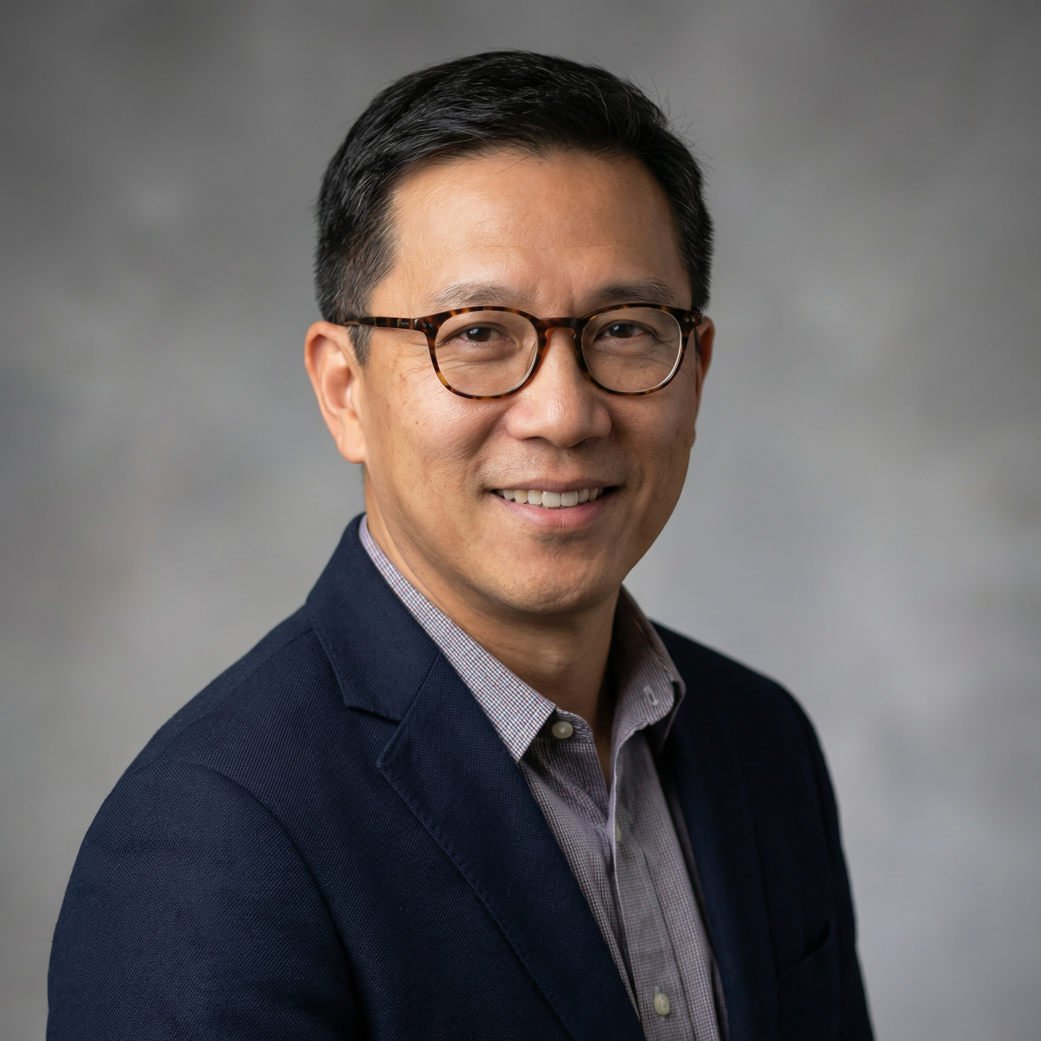 资深体育评论员张明远